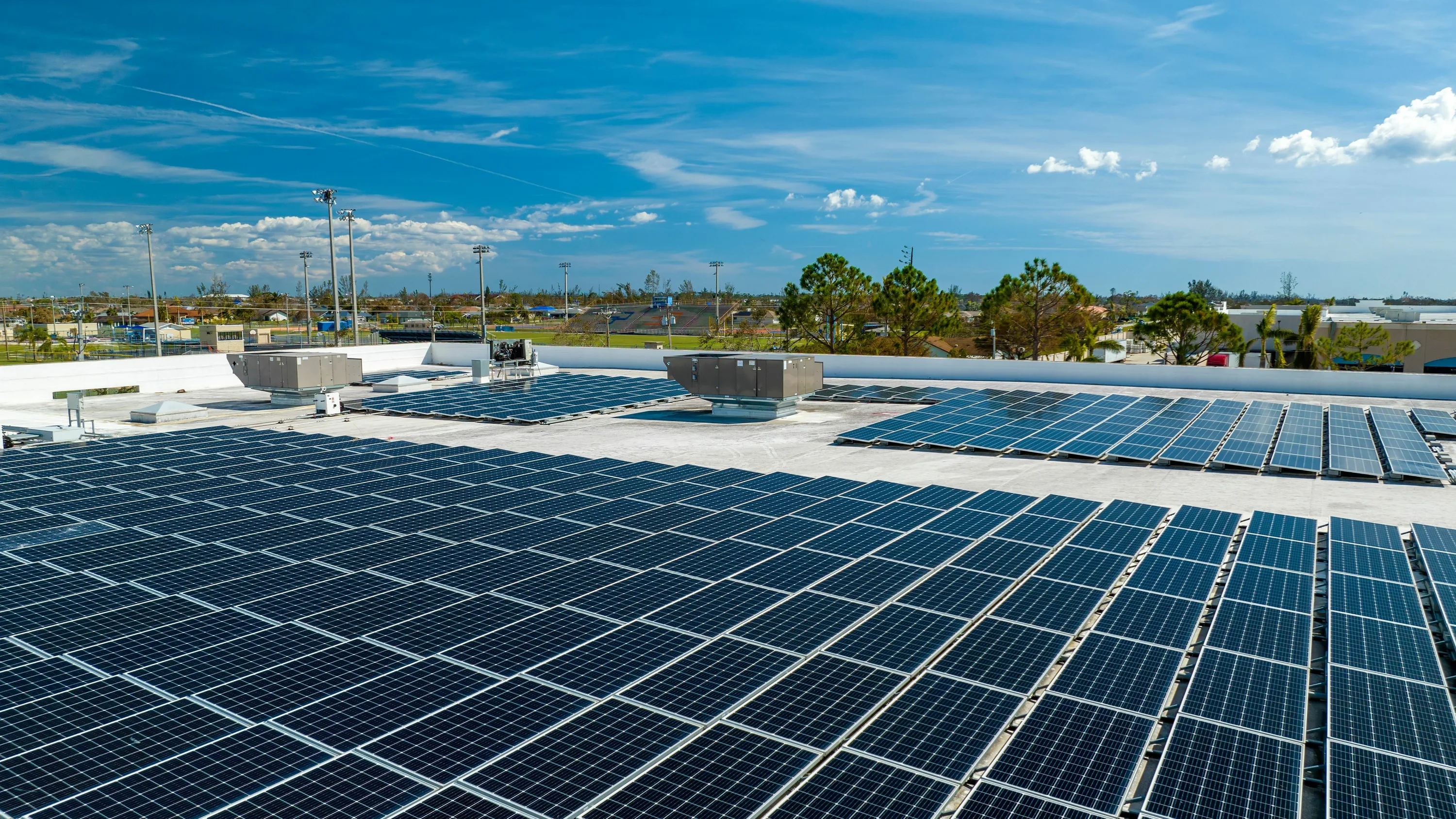 ติดตั้งแผงโซลาร์เซลล์: พลังงานสะอาดเพื่อบ้านและธุรกิจคุณ